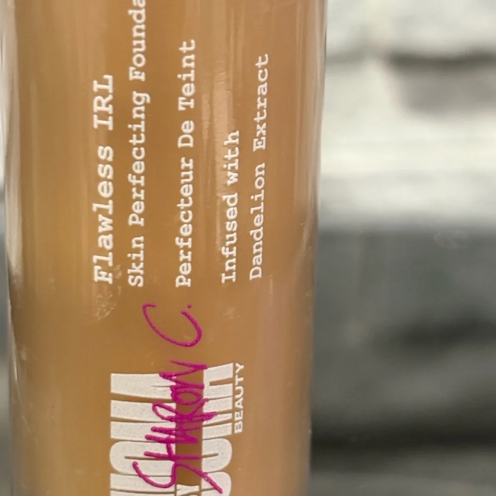 UOMA Flawless Skin Perfecting Foundation — Color is Honey, NWT